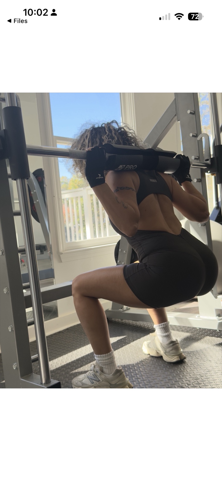 Osi performing a squat in the Smith machine